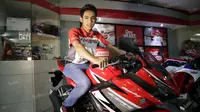 Pebalap binaan Honda, Andi "Gilang" Farid Izdihar, dalam sesi foto. Senin (2/5/2016). (Bola.com/Arief Bagus)
