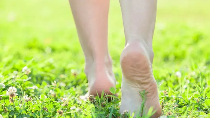 7 Tempat dan Waktu Terbaik untuk Bertelanjang Kaki