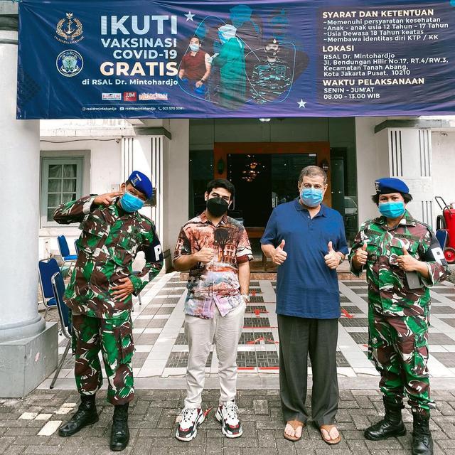 6 Potret Kedekatan Fadil Jaidi dan Sang Ayah, Kompak Bikin Konten Lucu