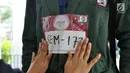 Panitia memasang nomor ke tubuh peserta audisi Liga Dangdut Indonesia 2 (LIDA 2) di Wisma Perdamaian Semarang, Jawa Tengah, Minggu (16/12). Indosiar menggelar audisi LIDA 2 secara serentak di tiga provinsi hari ini. (Liputan6.com/Gholib)