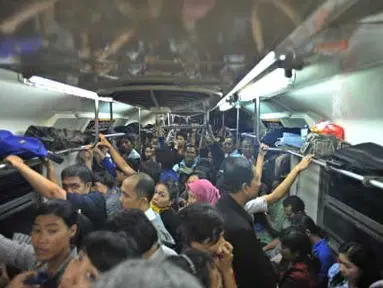 Suasana dalam KRL yang penuh penumpang saat melintas di Stasiun Manggarai, Jakarta, Selasa (10/4). Adanya rencana Pemadaman listrik oleh Satker Prasarana Jabotabek di Gardu listrik Citayam, mulai 10 April sampai 24 April perjalanan KRL menjadi perpetak jalan (jalan satu persatu) dan akan menguragi kecepatan waktu tempuh KRL. (Antara)