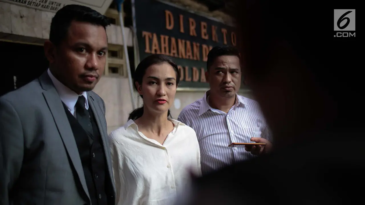 Atiqah Hasiholan Jenguk Ratna Sarumpaet di Tahanan Polda Metro Jaya
