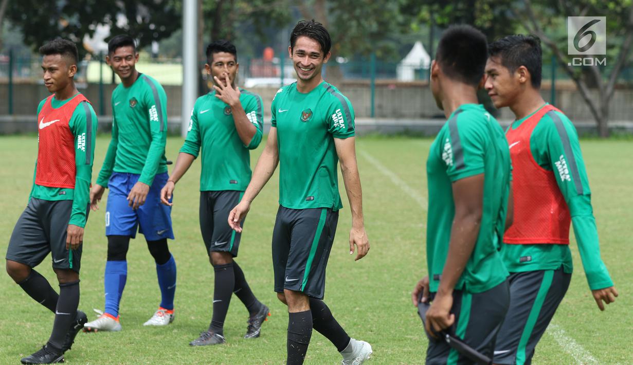 Pemain Timnas Indonesia U-23, Gavin Kwan Adsit (tengah) usai latihan di Lapangan A Senayan, Jakarta, Sabtu (17/3). Latihan ini persiapan uji tanding melawan Singapura pada 21 Maret mendatang. (Liputan6.com/Helmi Fithriansyah)