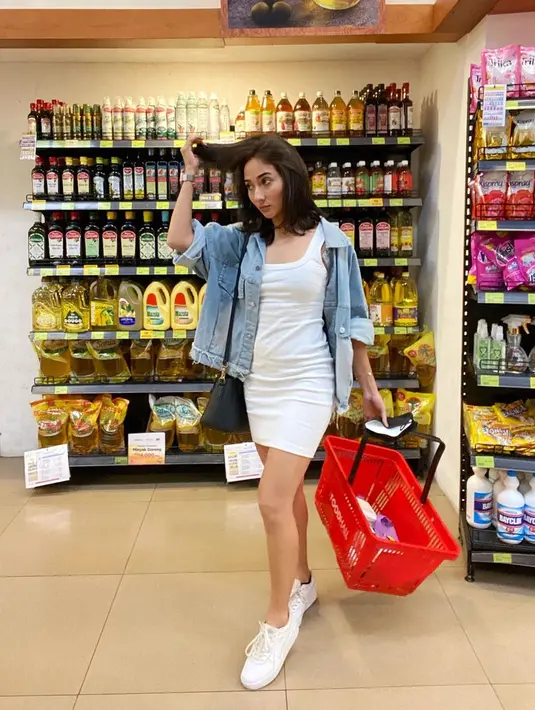Memakai simpel dress putih serta sneakers berwarna senada, Naomi Zaskia memilih untuk menggunakan jaket jeans. Dirinya menggunakan sling bag hitam yang cukup simpel sebagai tambahan pada gaya OOTD. (Liputan6.com/IG/@naonomnom)