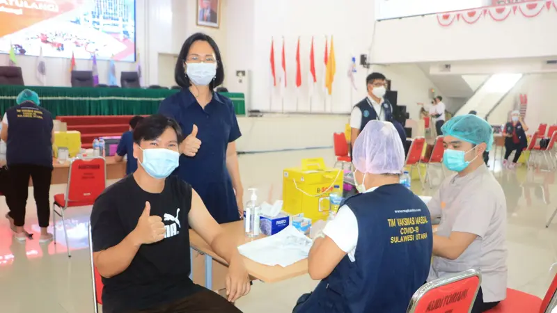 Proses vaksinasi di Kampus Unsrat Manado yang menyasar pelayan publik seperti tenaga pendidikan dan kependidikan di Sulut.