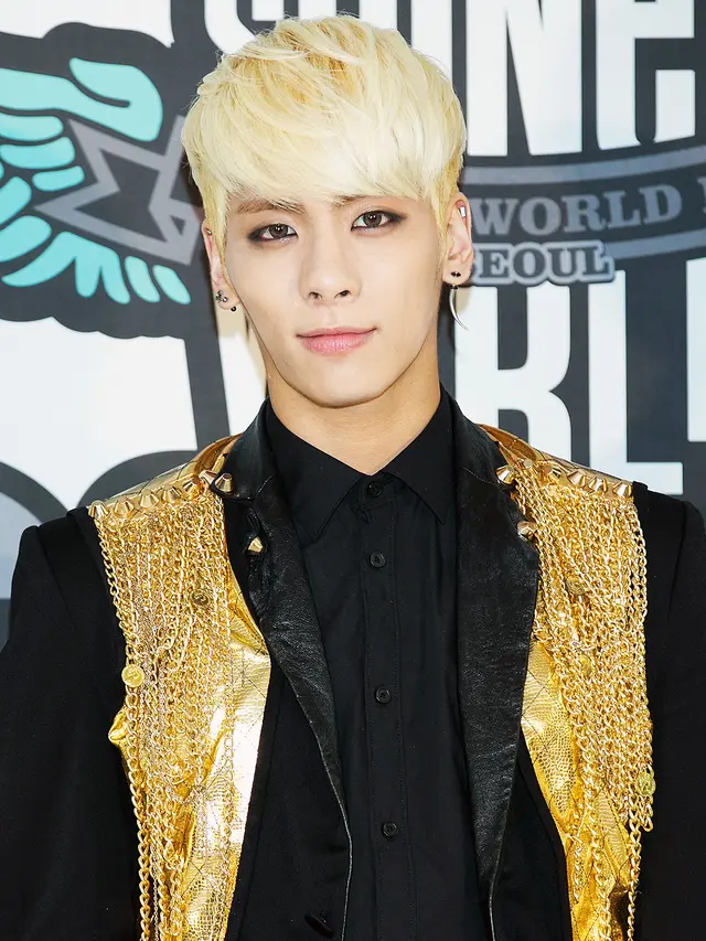 [Bintang] Foto-Foto Terakhir Jonghyun SHINee Sebelum Bunuh Diri