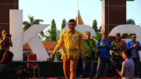 Puluhan wartawan di Probolinggo, Jawa Timur, mendadak menjadi model dan berlenggak-lenggok di atas catwalk. (Liputan6.com/Dian Kurniawan)