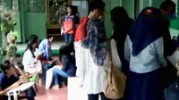 Disdik DKI Jakarta mengulang pendaftaran siswa baru untuk SMA. Sementara dugaan suap putusan sidang kasus pencabulan Saipul Jamil terungkap.