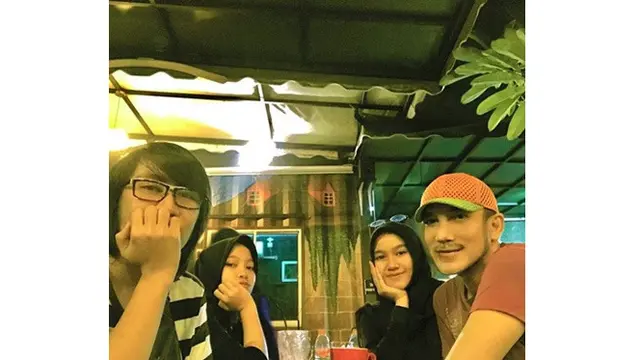 6 Potret Terbaru Yana Julio, Penyanyi yang Makin Awet Muda di Usia 59 Tahun