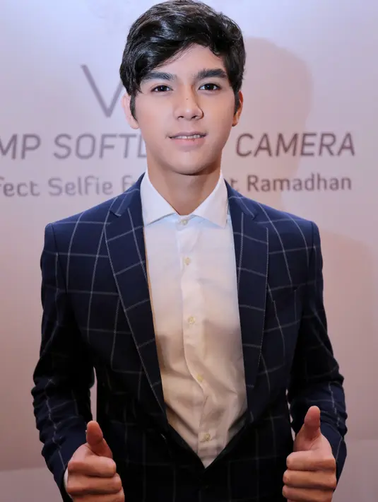 Al yang suka selfie, melihat bundanya lebih asyik dibanding dengan ayahnya. Bundanya lebih enak diajak selfie konyol-konyolan. (Adrian Putra/Bintang.com)