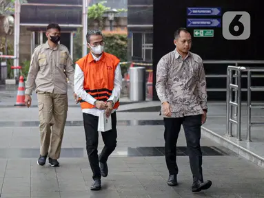 Bupati nonaktif Bangkalan R. Abdul Latif Amin Imron tiba untuk menjalani sidang lanjutan di Gedung KPK, Jakarta, Jumat (16/6/2023). R. Abdul Latif Amin Imron menjalani sidang lanjutan terkait kasus dugaan suap jual beli jabatan Pemkab Bangkalan, Jawa Timur. (Liputan6.com/Faizal Fanani)