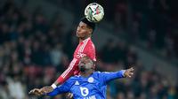 Pemain Manchester United, Marcus Rashford, duel udara dengan pemain Leicester City, Boubakary Soumare, pada pertandingan babak 16 besar Carabao Cup di Stadion Old Trafford, Kamis (31/10/2024). (AP Photo/Dave Thompson)