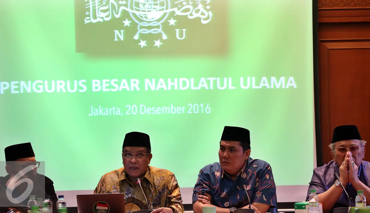 Ketua PBNU Said Aqil Siroj (kedua kiri) memberikan keterangan pers usai melakukan rapat koordinasi internal PBNU di Kantor PBNU, Jakarta, Selasa (20/12). Dalam keterangan persnya Said Aqil memberi pernyataan sikap PBNU. (Liputan6.com/Johan Tallo) 