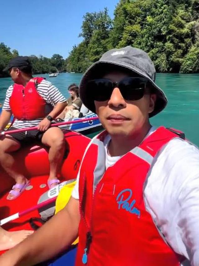 7 Potret Liburan Ringga Agus Rahman di Swiss, Seru Susuri Sungai Aare