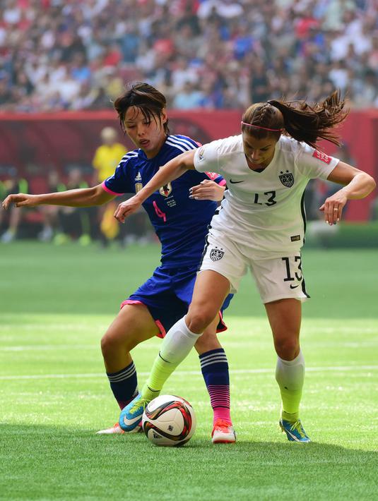 Penyerang AS, Alex Morgan(kanan) mengontrol bola dari kejaran bek Jepang, Saki Kumagai di final Piala Dunia wanita di BC Place, Vancouver, Kanada, Senin (6/7/2015). Amerika mengalahkan Jepang dengan skor 5-2. (Reuters/Anne Marie Sorvin)