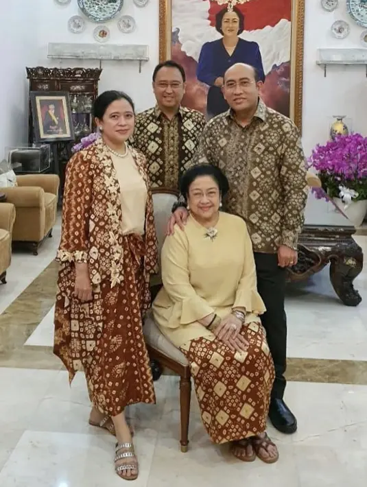 Melakukan foto keluarga bersama sang ibu dan kedua saudaranya. Puan mengenakan outer dan kain lilit dengan motif dan warna yang serasi, dipadukan dengan inner warna kuning kunyit. Ia pun menggunakan kalung dan anting mutiara untuk melengkapi penampilan. @puanmaharaniri