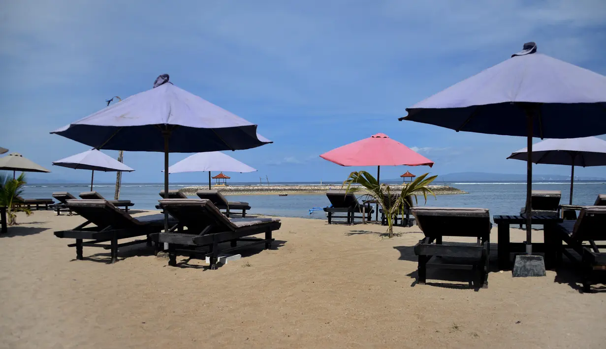 Kursi-kursi terlihat kosong di tepi pantai di Sanur, Bali, Kamis (14/10/2021). Mulai hari ini, Bali kembali dibuka untuk wisatawan mancanegara dari 19 negara di tengah pandemi COVID-19. (SONY TUMBELAKA/AFP)