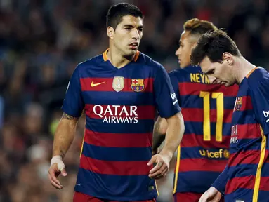 Penyerang Barcelona, Luis Suarez, Neymar dan Lionel Messi tertenduk lesu usai pertandingan melawan Valencia di Camp Nou stadium, Spanyol (18/4). Valencia menang atas Barcelona dengan skor 2-1. (REUTERS / Albert Gea)