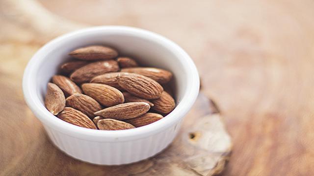 Ilustrasi kacang almon