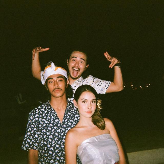 7 Pesona Estelle Linden dengan Busana Adat Indonesia Ini Tampil Menawan