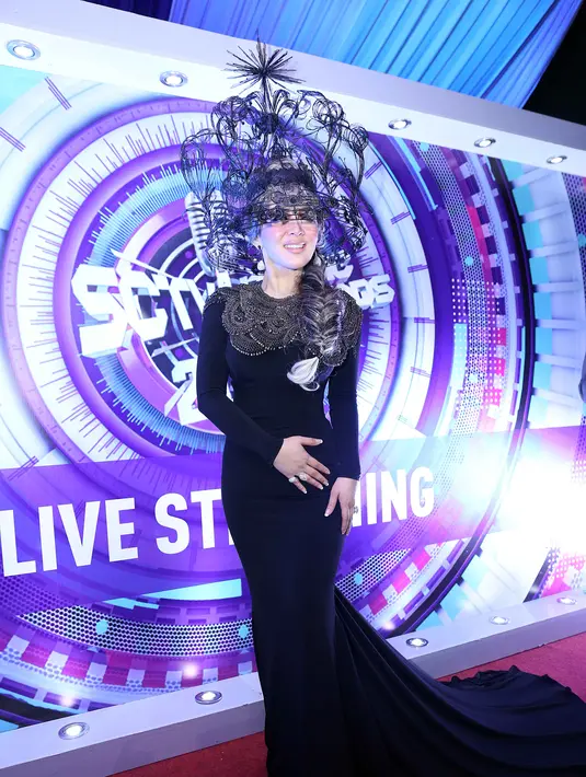 "Beratnya 10 kg, terbuat dari besi, baja, bukan kawat. Kepala saya nyut-nyutan. Konsep penampilan, aku mengusung fashion Woman in Black. Aku memang ada head piece yang belum pernah aku pakai, dan sekarang ingin dipakai," ujarnya. (Nurwahyunan/Bintang.com)