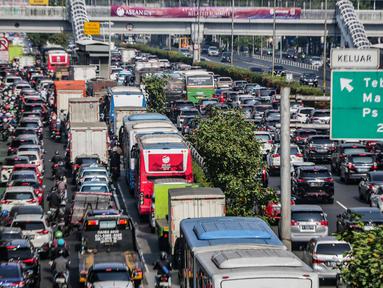 Kendaraan bermotor terjebak kemacetan di ruas Jalan MT Haryono, Jakarta, Rabu (6/9/2023). Kemacetan tersebut akibat akses jalan di beberapa lokasi tersebut ditutup karena ada pengalihan jalan untuk penyelenggaraan KTT ASEAN 2023. (Liputan6.com/Faizal Fanani)