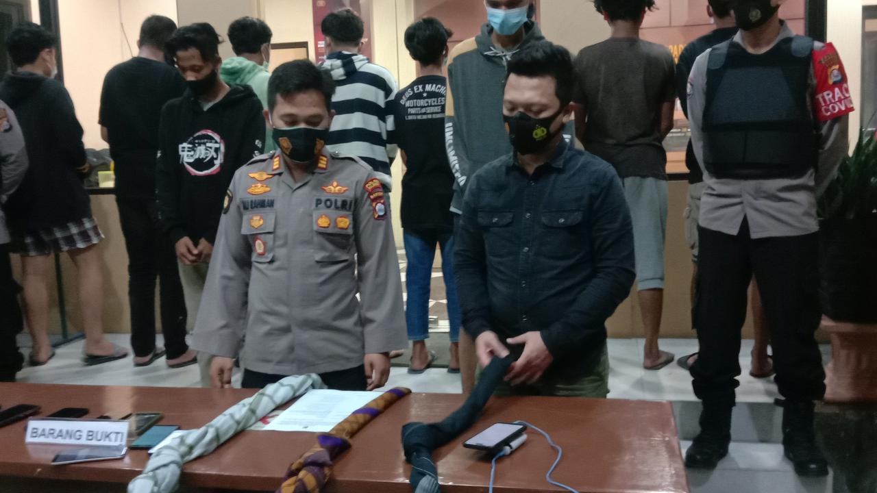 Remaja Dan Bukti Perang Sarung Yang Diamankan Polsek Ciwandan. (Kamis, 15/04/2021). (Liputan6.com/Yandhi Deslatama).