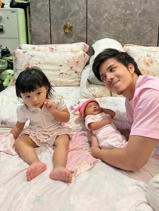 Dalam keterangan fotonya, Youtuber itu mengungkapkan kesibukan paginya merawat dua anak yang masih kecil-kecil [Instagram/azuraatta]