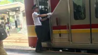 Tak Libur, Petugas Stasiun Ini Tetap Berupaya Pakai Hak Pilihnya
