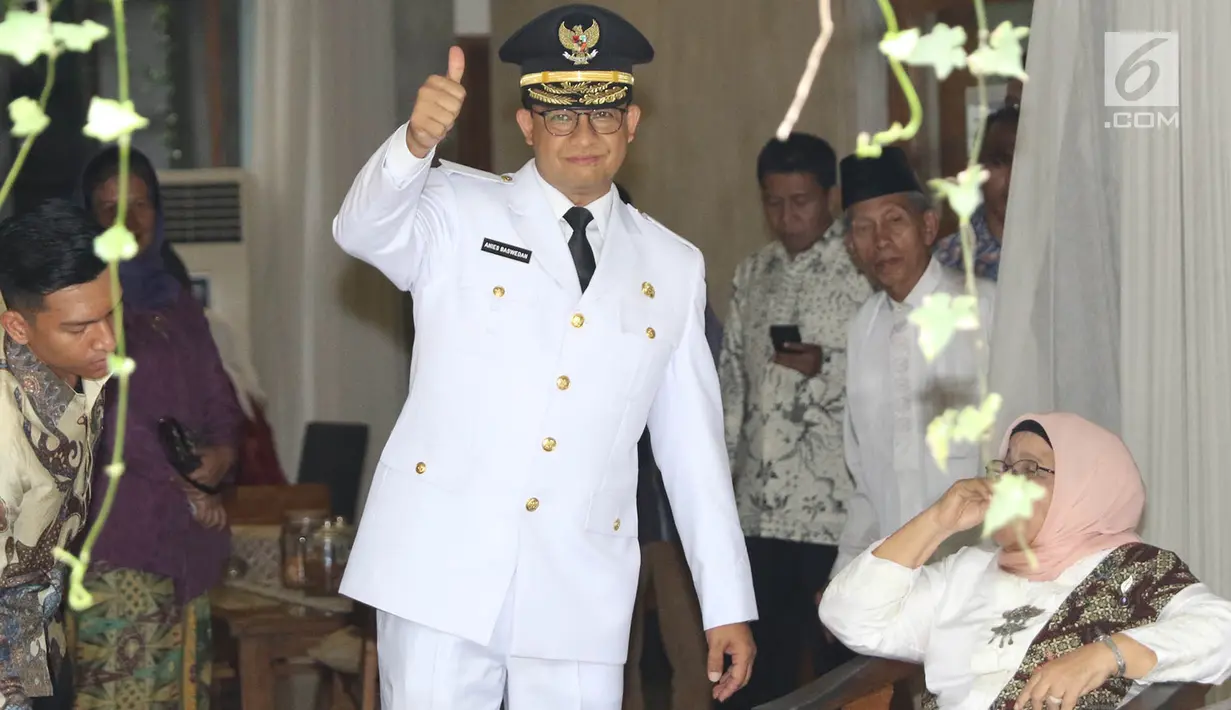 Gubernur DKI terpilih, Anies Baswedan mengacungkan jempol ke awak media di rumahnya kawasan Lebak Bulus, Jakarta, Senin (16/10). Berpakaian lengkap dinas Gubernur DKI, Anies bersiap pergi menuju Masjid Sunda Kelapa. (Liputan6.com/Immanuel Antonius)