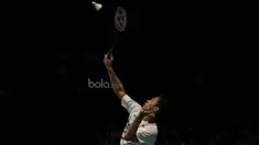 Tunggal putra Indonesia, Jonatan Christie, kalah dari tunggal China, Chen Long, pada laga BCA Indonesia Open di JCC, Jakarta, Kamis (15/6/2017). Jonatan kalah 9-21 dan 7-21. (Bola.com/Vitalis Yogi Trisna)