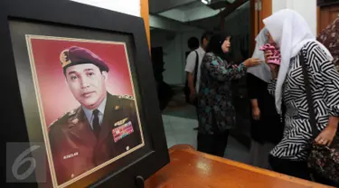 Pelayat keluar masuk aula Al Azhar Syifa Budi Kemang untuk melayat jenazah Maulwi Saelan, Jakarta, Selasa (11/10). Maulwi Saelan mantan penjaga gawang Timnas Indonesia era 50-60 dan mantan ajudan Presiden Soekarno. (Liputan6.com/Helmi Fithriansyah)