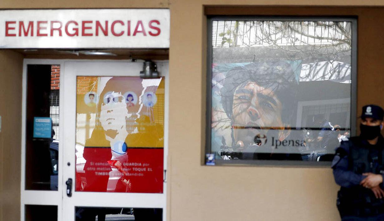 Petugas Kepolisian berjaga di depan Rumah Sakit di La Plata, Argentina, Selasa (3/11/2020). Sejumlah fans Argentina berkumpul di depan rumah sakit untuk memberi dukungan kepada sang legenda. (AP/Natacha Pisarenko)