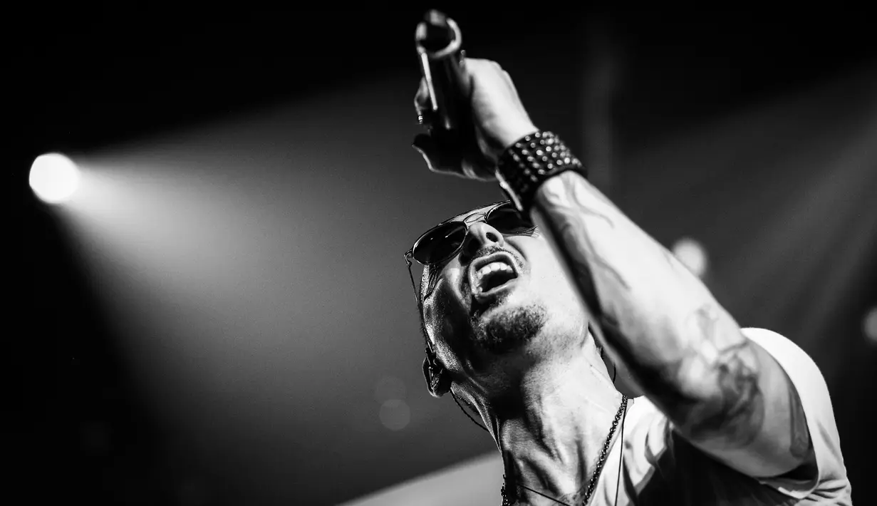 Sebelum terkenal sebagai musisi ternama, pria kelahiran 20 Maret 1976 itu adalah seorang pelayan restoran. Chester Bennington sempat bekerja di restoran cepat saji Amerika, yaitu Burger King. (Rich Fury / GETTY IMAGES / AFP)