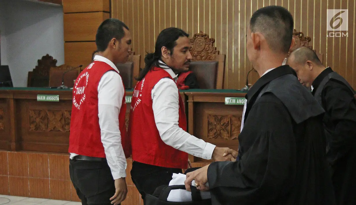 Marcello Tahitoe atau Ello bersalaman dengan tim kuasa hukum usai menjalani sidang di PN Jakarta Selatan, Selasa (28/11). Ello dan Diego menjalani sidang kasus penyalahgunaan narkoba dengan agenda keterangan terdakwa. (Liputan6.com/Herman Zakharia)