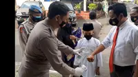 Arul Miftahul Huda (13), warga binaan Polres Tasikmalaya, yang sudah beberapa bulan menetap di polres Tasikmalaya mendapatkan pengormatan pada HUT ke-75 Bhayangkara. (Liputan6.com/Jayadi Supriadin)