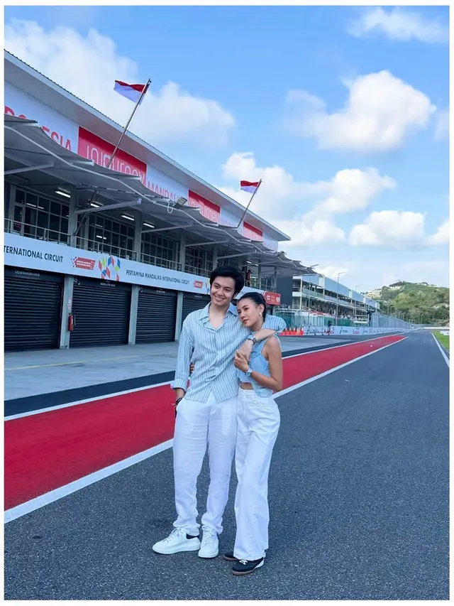 6 Gaya Kasual Angga Yunanda dan Shenina Cinnamon Nonton MotoGP di Mandalika
