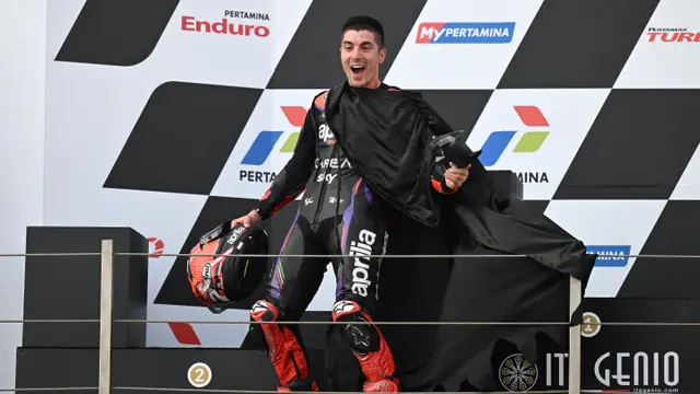 Foto: Trio Pinjam Dulu Seratus Berhasil Naik Podium di MotoGP Mandalika 2023, Maverick Vinales Selebrasi Pakai Kostum Batman