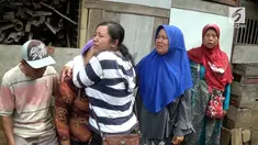 Rumah warga di Kendal tergusur akibat pembangunan proyek tol Batang-Semarang. Isak tangis mereka pecah, ketika dipaksa keluar dari rumah.