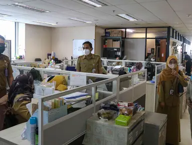 Sejumlah Pegawai Badan Kepegawaian Daerah DKI melakukan aktivitas kerja di Kantor Balai Kota DKI Jakarta, Senin (9/5/2022). Pemprov DKI masih menerapkan kapasitas maksimal 75 persen terhadap para Aparatur Sipil Negara (ASN) yang bekerja di kantor usai Lebaran Idul Fitri 1443 H/2022 M. (Liputan6.com/Herman Zakharia)