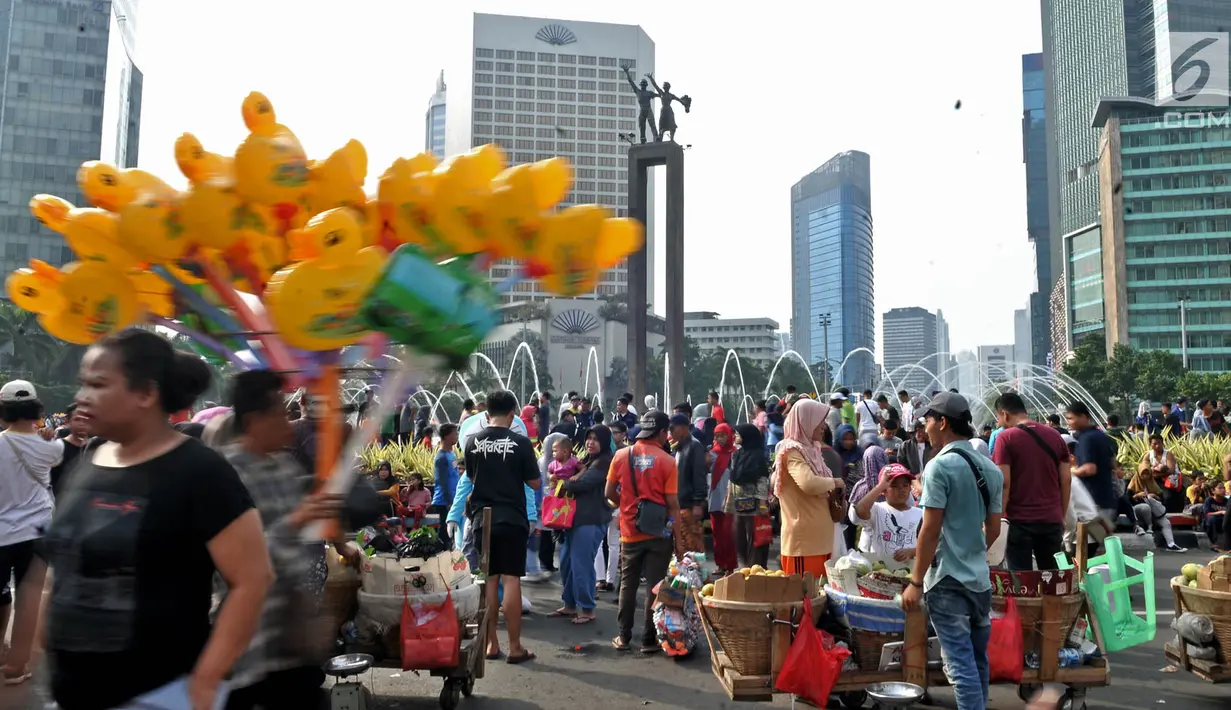 Pedagang kaki lima (PKL) berdagang di badan jalan saat car free day di kawasan Bundaran HI, Jakarta, Minggu (18/11). Kurangnya pengawasan menyebabkan PKL mengganggu kenyamanan warga berolahraga. (Merdeka.com/Iqbal S. Nugroho)