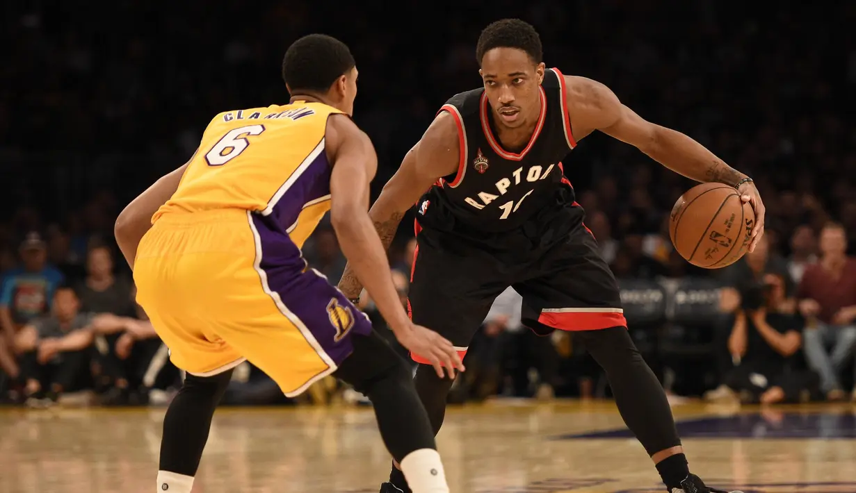 Pemain Toronto Raptors DeMar DeRozan (kanan) berusaha melewati pemain LA Lakers Jordan Clarkson (6) pada lanjutan NBA di Staples Center, Sabtu (21/11/2015). The Toronto Raptors won 102-91. (Reuters/Mandatory Credit: Kelvin Kuo-USA TODAY Sports)