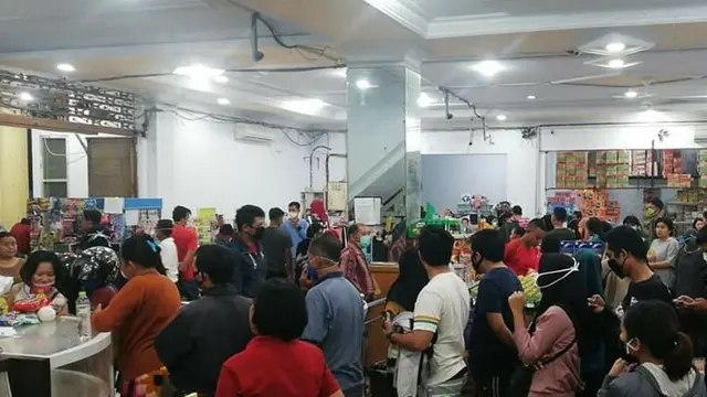 Warga yang memadati sejumlah perbelanjaan di Kota Kendari usai instruksi wali kota, Kamis (9/4/2020).(Liputan6.com/Ahmad Akbar Fua)