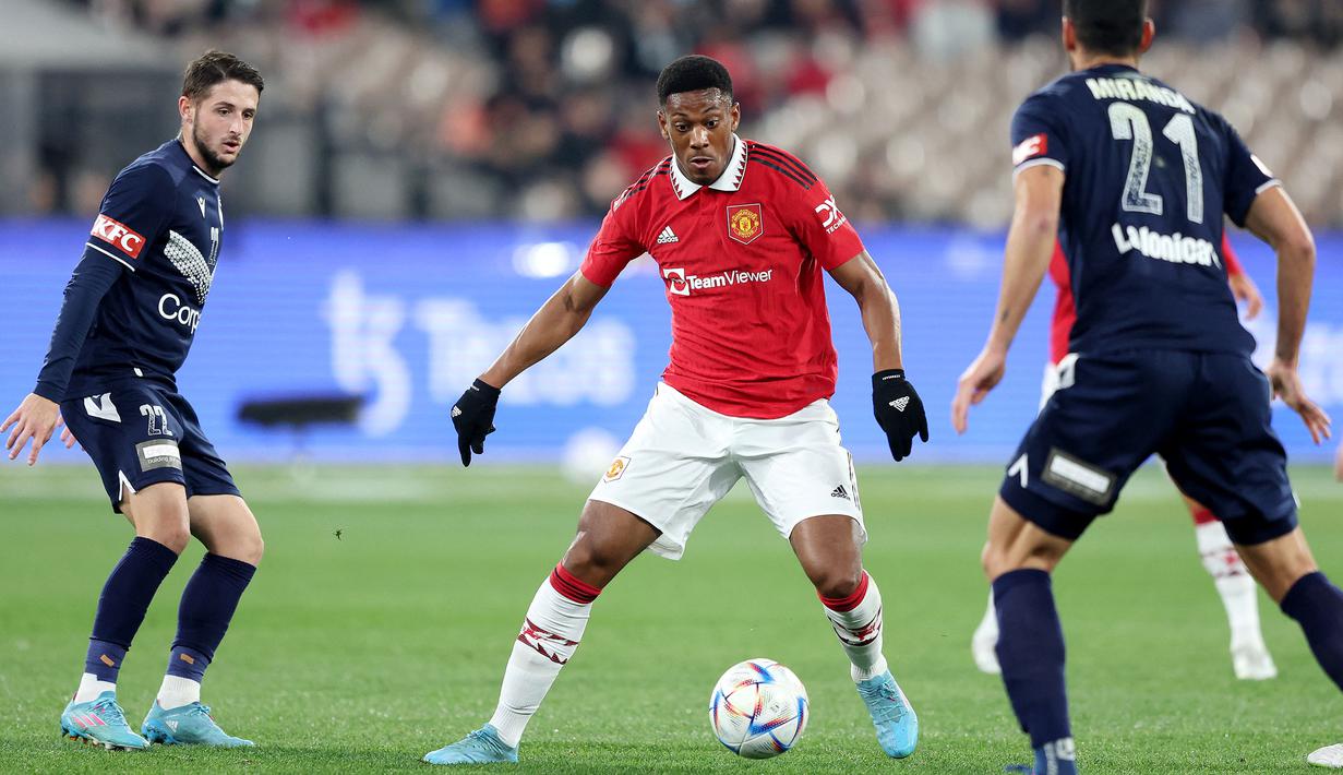 Anthony Martial sedang dalam top performanya saat pre-season bersama Manchester United. Sayang, cedera sering memaksanya harus absen dari skuad Setan Merah. Martial selalu mampu memaksimalkan kesempatan yang diberikan oleh timnya. Ia tercatat berhasil mencetak 4 gol dan 2 assist dalam 7 penampilannya di semua kompetisi. Meskipun begitu, hal itu tak cukup membuat pemain 26 tahun tersebut dipanggil oleh Timnas Prancis untuk Piala Dunia 2022. (AFP/George Salpigtidis)