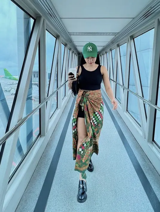 Ia juga mengekspos ketiaknya dengan mengenakan tank top hitam, dipadukan kain batiknya. Credit: (@yurayunita)