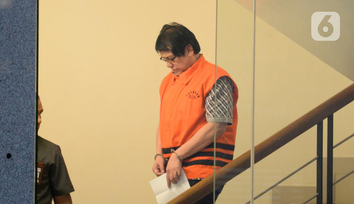 Mantan Kepala DPKAD Kota Bandung Herry Nurhayat usai menjalani pemeriksaan penyidik di Gedung KPK, Jakarta, Senin (27/1/2020). KPK resmi menahan Herry Nurhayat terkait dugaan korupsi  pengadaan tanah untuk RTH di lingkungan Pemerintah Kota Bandung Tahun 2012-2013. (merdeka.com/Dwi Narwoko)