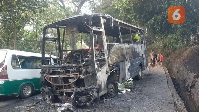 Bus jurusan Bogor-Pelabuhanratu terbakar di Jalan Cibadak-Pelabuhanratu, Kabupaten Sukabumi (Liputan6.com/Istimewa).