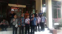 Pengurus Asosiasi Pengusaha Komputer Indonesia (Apkomindo) di depan gedung Pengadilan Tata Usaha Negara (PTUN) sebelum mengikuti sidang gugatan persengketaan dengan pengurus Yayasan Apkomindo, Kamis (11/2/2016). (Liputan6.com/Agustin Setyo Wardani)