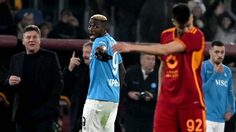 Foto: Victor Osimhen Dikartu Merah, Napoli Derita Kekalahan Pertama dari AS Roma dalam 4 Tahun Terakhir