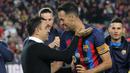 Gelandang Barcelona, Sergio Busquets mendapat ucapan selamat dari pelatih Xavi Hernandez setelah laga terakhirnya bersama Barcelona menghadapi Real Sociedad pada laga Liga Spanyol 2022/2023 di Camp Nou Stadium, Barcelona (20/5/2023). Sergio Busquets telah membela Barcelona sejak dipromosikan dari akademi La Masia pada awal muism 2008/2009. Kontraknya bersama Barcelona habis pada 30 Juni 2023 dan diprediksi akan menemani Lionel Messi di Inter Miami. (AFP/Lluis Gene)